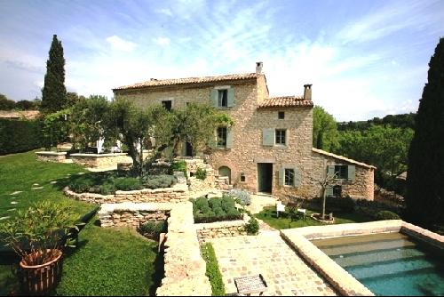 Exclusivité sur Gordes, ensemble de 1850 en pierre avec piscine.
